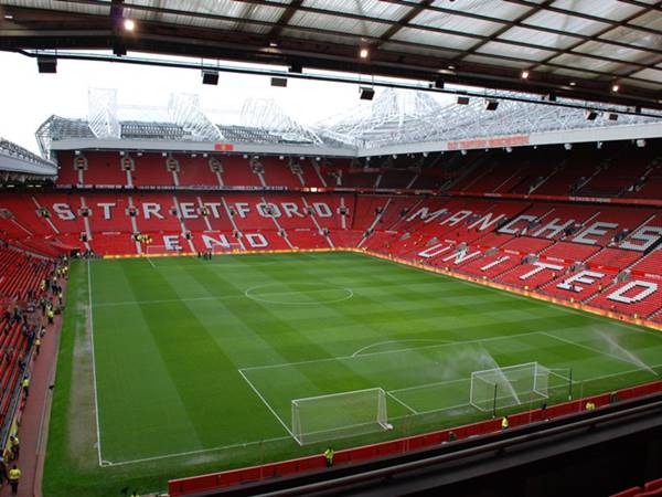 Biệt danh của SVĐ Old Trafford là gì?