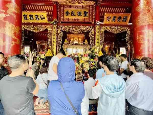 Ý nghĩa và bài văn khấn Quan Hoàng Mười cho gia chủ