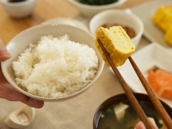 Mơ thấy ăn cơm tiết lộ điều gì sắp xảy ra?