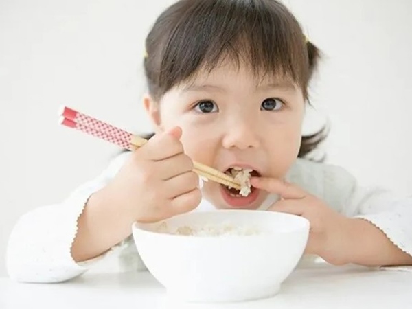 Mơ thấy ăn cơm tiết lộ điều gì sắp xảy ra?