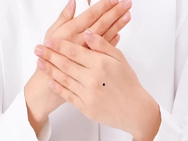 Mu bàn tay trái nữ giới