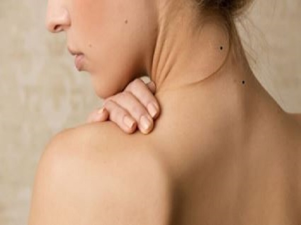 Hai nốt ruồi sau gáy phụ nữ – hiếm gặp nhưng đặc biệt