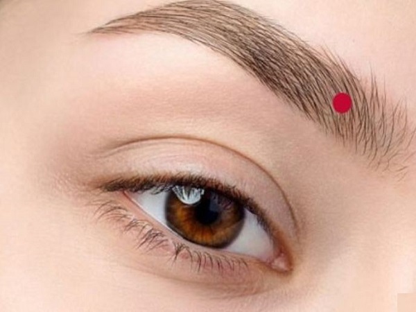 Luận nốt ruồi ở lông mày trái ở nữ