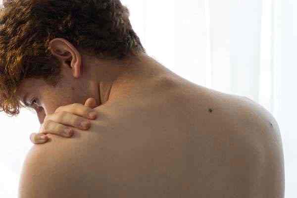 nốt ruồi ở lưng đàn ông
