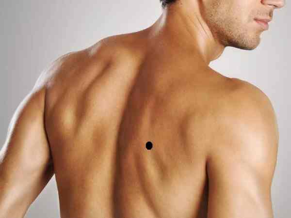 Nốt ruồi nằm ở giữa thắt lưng