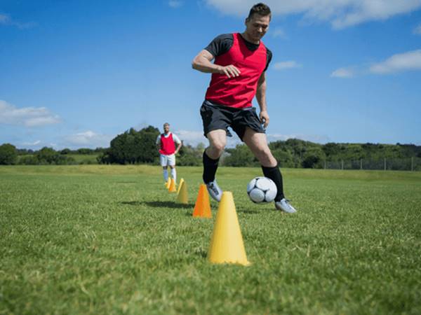 Những kỹ thuật qua người cơ bản trong bóng đá