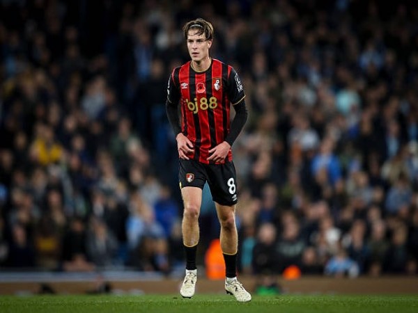 Alex Scott mảnh ghép đa năng trong triết lý của Pep Guardiola